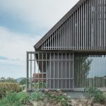 Modernes Wohnhaus mit Holzfassade auf einem begrünten Hügel in der Südsteiermark.