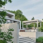 Terrassenanlage mit Sichtbetonelementen und Pergola, Einfamilienhaus Wienerwald, Entwurf Gangoly&Kristiner Architekten